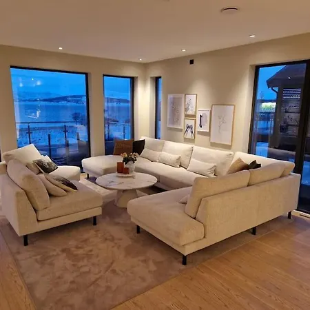 Modern & Spacious House In Central