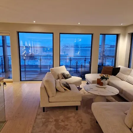 Modern & Spacious House In Central *