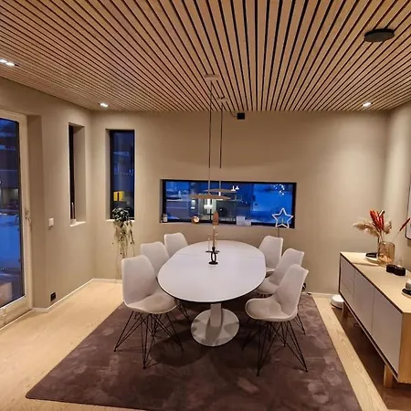 Modern & Spacious House In Central * ترومسو